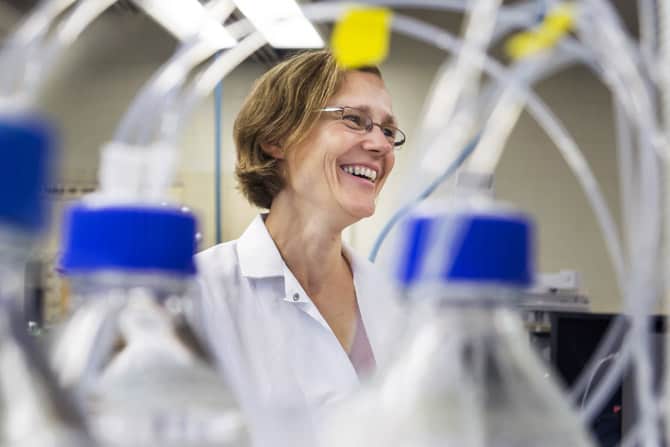 Lutgarde Raskin smiles while standing in a lab